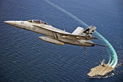 Image with plane and an aircraft carrier illustrating the movie Top Gun